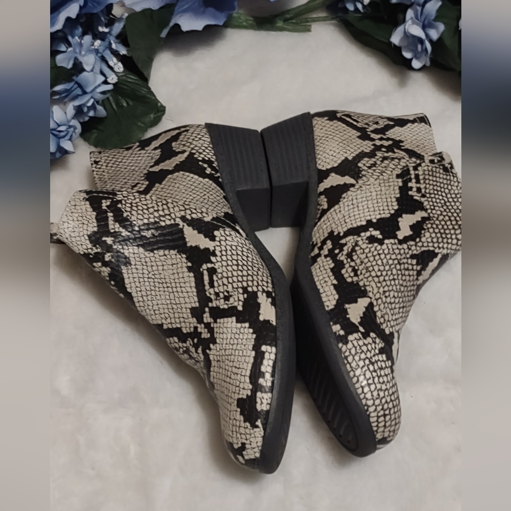 Arizona botien for women size 8.5